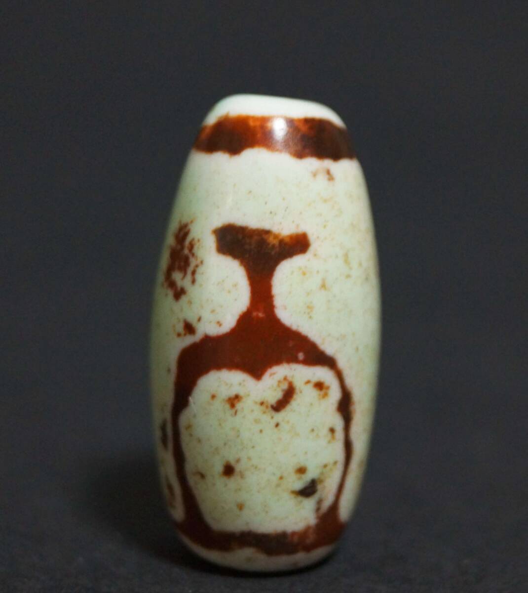 チベット 古瑪瑙 メノウ 青（せいか）染宝瓶天珠 根付 緒締玉 提げ物 装飾品 美しい石目☆時代物☆6D1025