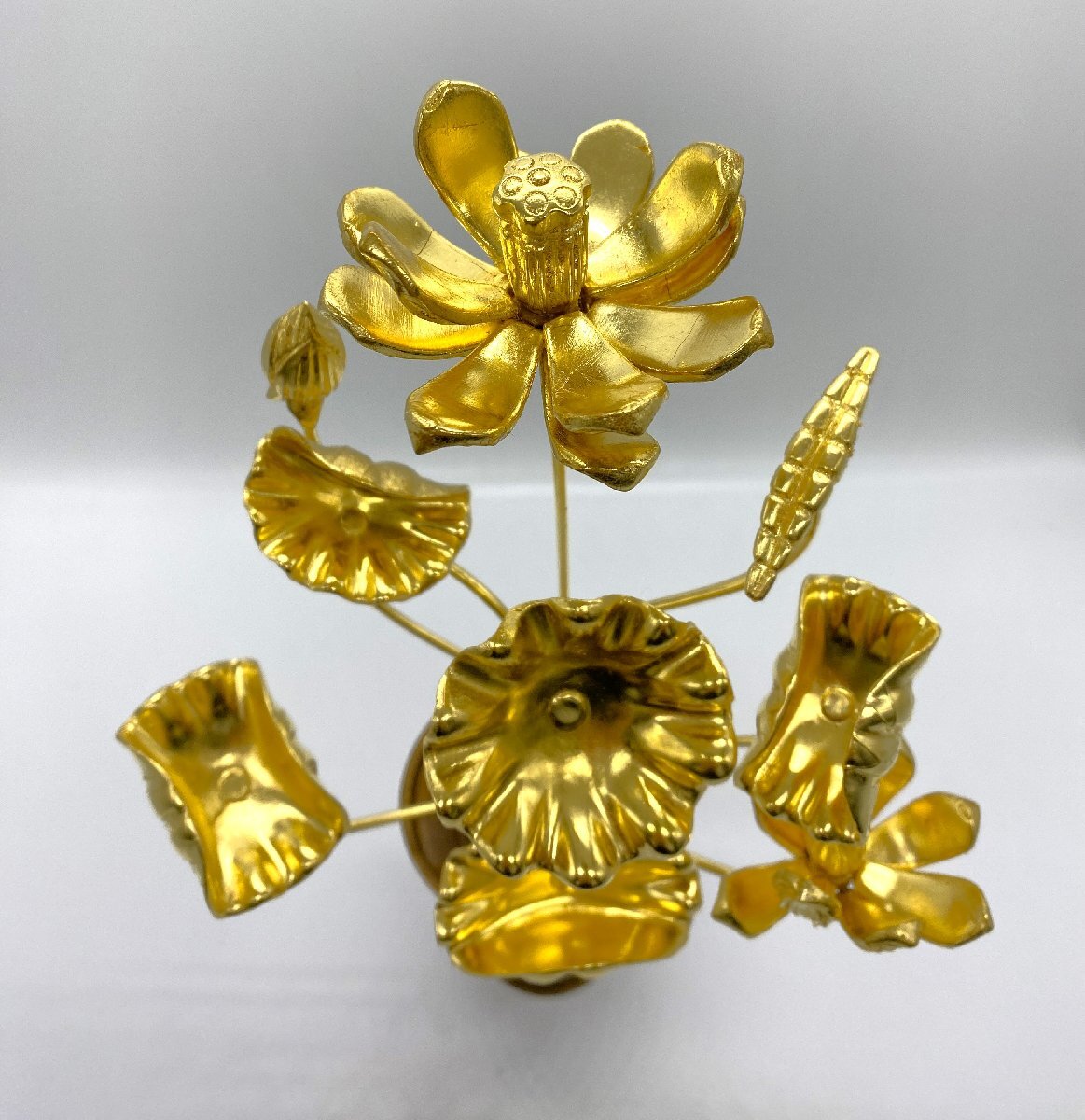 三枝堂】 新品 木製純金箔 常花 7寸9本立 〈1対〉 ≪花立は付属 三枝堂】 新品 木製純金箔 常花 7寸9本立 〈1対〉 ≪花立は付属