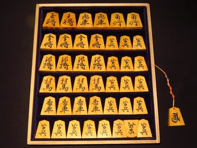 △勝月作峯島黄楊銀目彫埋将棋駒△新品/桐製平箱 勝月オリジナル △勝月作峯島黄楊銀目彫埋将棋駒△新品/桐製平箱 勝月オリジナル