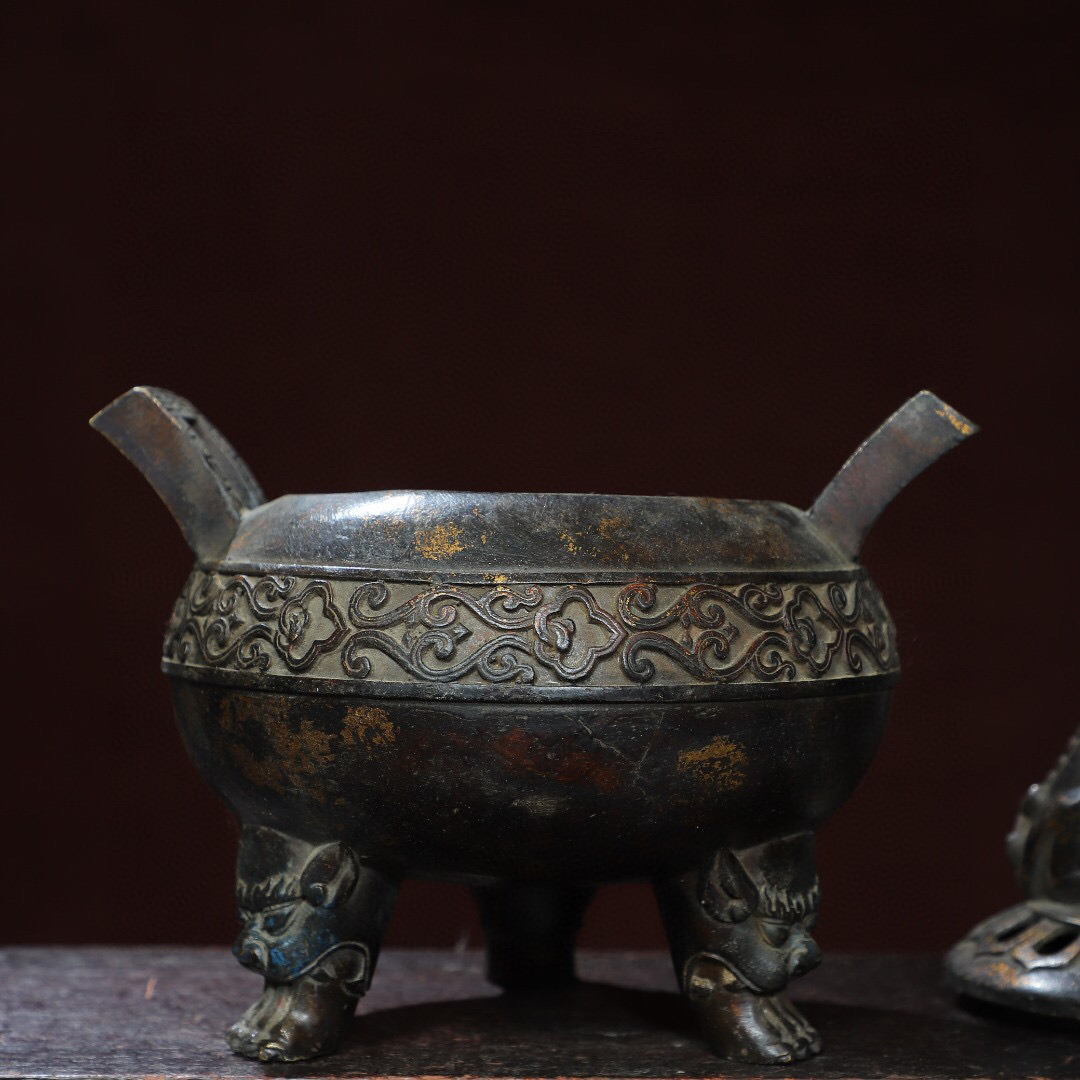 超珍館蔵】銅製 拓金 雙耳 獅蓋三足熏香炉 置物 古賞物 古美術品 超珍館蔵】銅製 拓金 雙耳 獅蓋三足熏香炉 置物 古賞物 古美術品