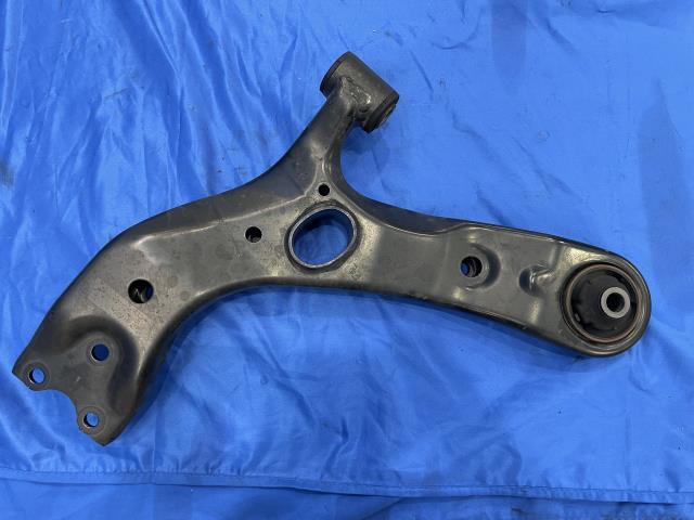 アルファード DAA-AYH30W 左Fロアアーム G 070 48069-28140