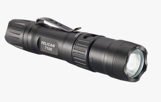 新品 PELICAN ペリカン タクティカルライト 7100 LED 懐中電灯 品番:071000-0000-110 明るさ:695ルーメン長さ:13cm 防水 [PL2-61599]