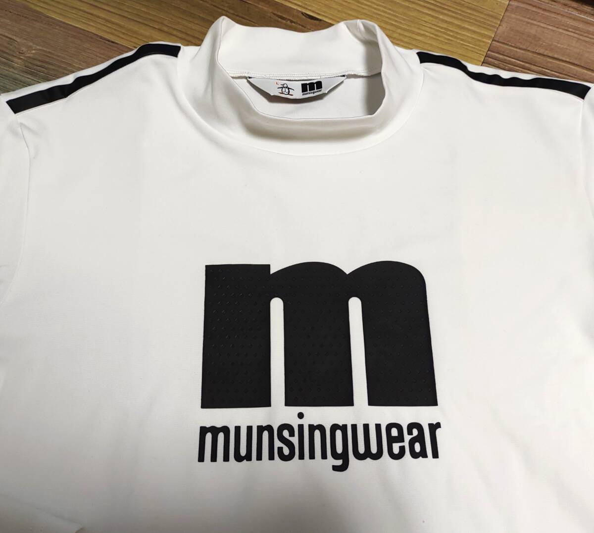 【美品】マンシングウェア ゴルフ モックネック 長袖シャツ ロゴ ホワイト LL ☆マンシング☆Munsingwear でかロゴ モックネック 長袖シャツ