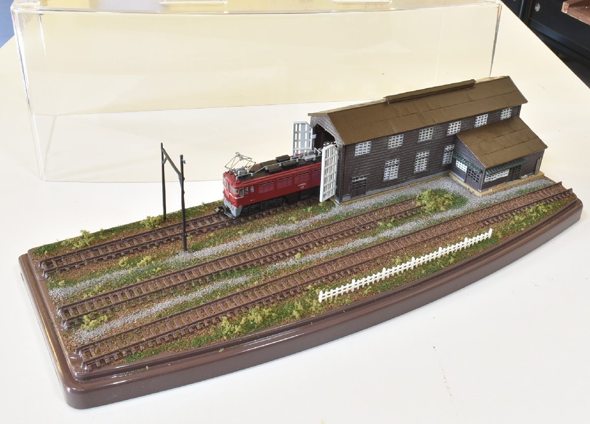 【SAZAN】鉄道ジオラマ展示台ケース付き 木造機関庫と3線路(他の商品と同梱不可)※33x12cm★24