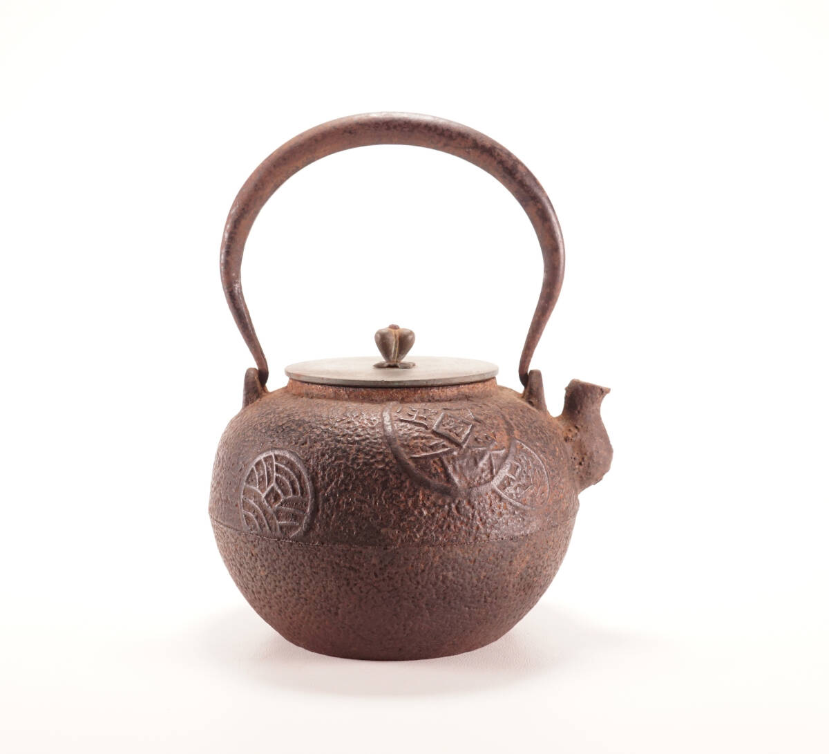 龍文堂造 丸型鉄瓶 古銭紋様 骨董品 (鉄瓶|骨董店 のびる 古 龍文堂造 丸型鉄瓶 古銭紋様 骨董品 (鉄瓶|骨董店 のびる 古