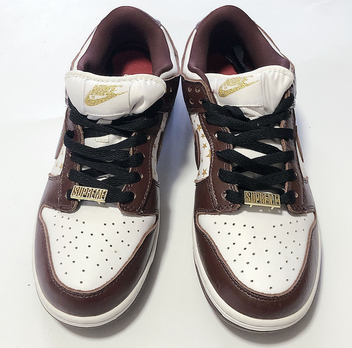 SUPREME × SB DUNK LOW OG QS "BARKROOT BROWN" DH3228-103 (ホワイト/メタリックゴールド/バークルートブラウン )