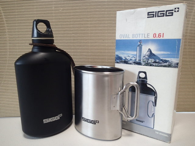 最安値に挑戦! BOTTLE OVAL ★未使用品★SIGG シグ ★ブラック★元箱付★詳細画像たくさんあります。 0.6L カップ付 オーバルボトル 0.5リットル~