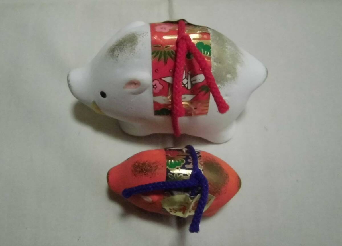 干支置物 亥 親子 計(jì)2體 飾り臺(tái) 風(fēng)付 昭峰作 紅白 金彩 豬 いのしし 陶人形 土人形 招福 開運(yùn) 縁起物 飾り物 オブジェ 工蕓品 レトロ