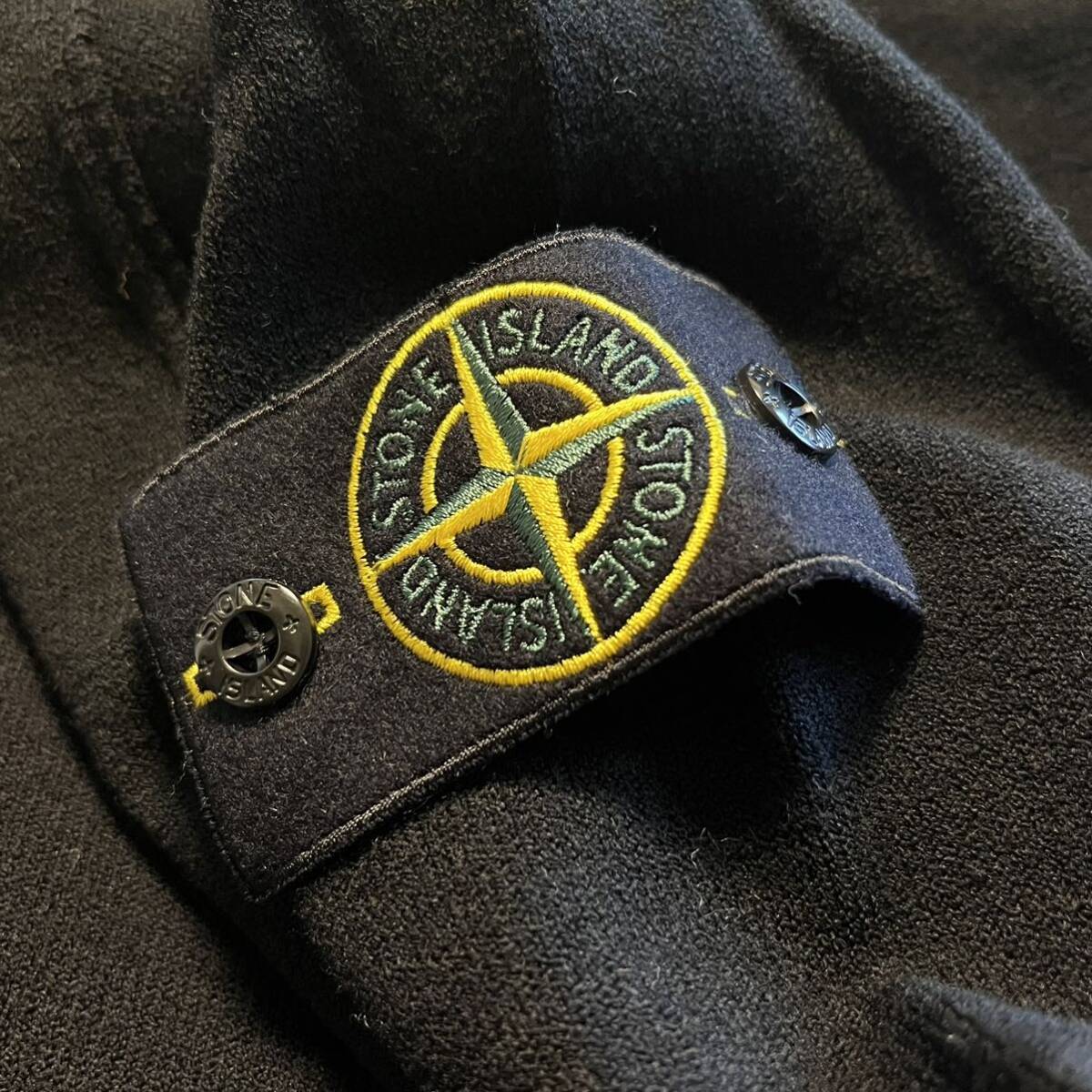 新品タグ付き Stone Island ロゴパッチ ウール ジャケット 新品タグ付き Stone Island ロゴパッチ ウール ジャケット