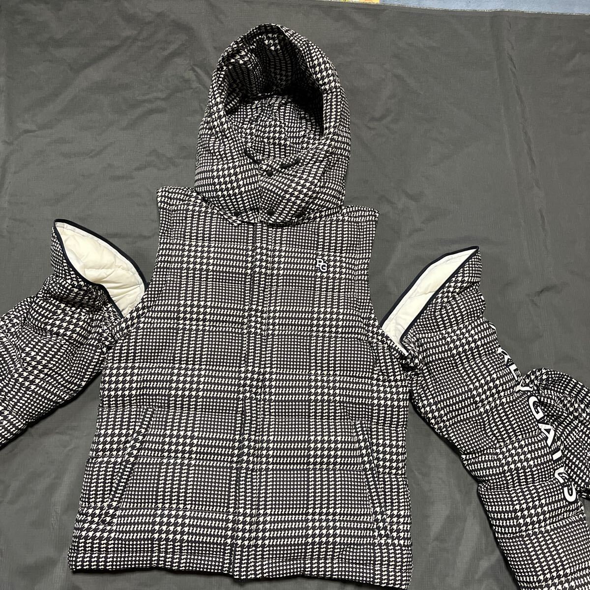 美品正規品 パーリーゲイツ サイズ4 超軽量 高品質 ダウン 美品正規品 パーリーゲイツ サイズ4 超軽量 高品質 ダウン