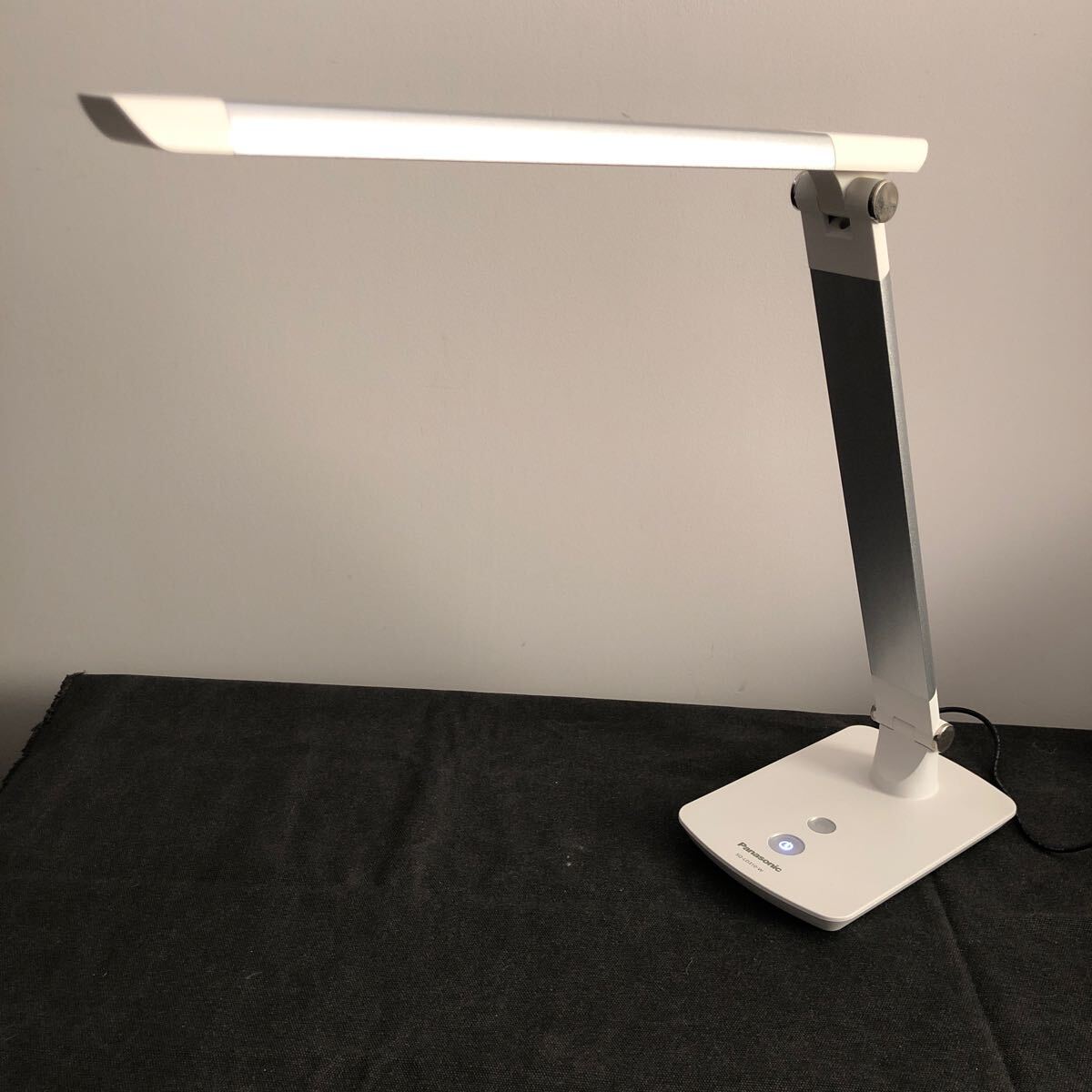 Panasonic LEDデスクスタンド SQ-LD310-W 2020年製 デスクライト Panasonic LEDデスクスタンド SQ-LD310-W 2020年製 デスクライト