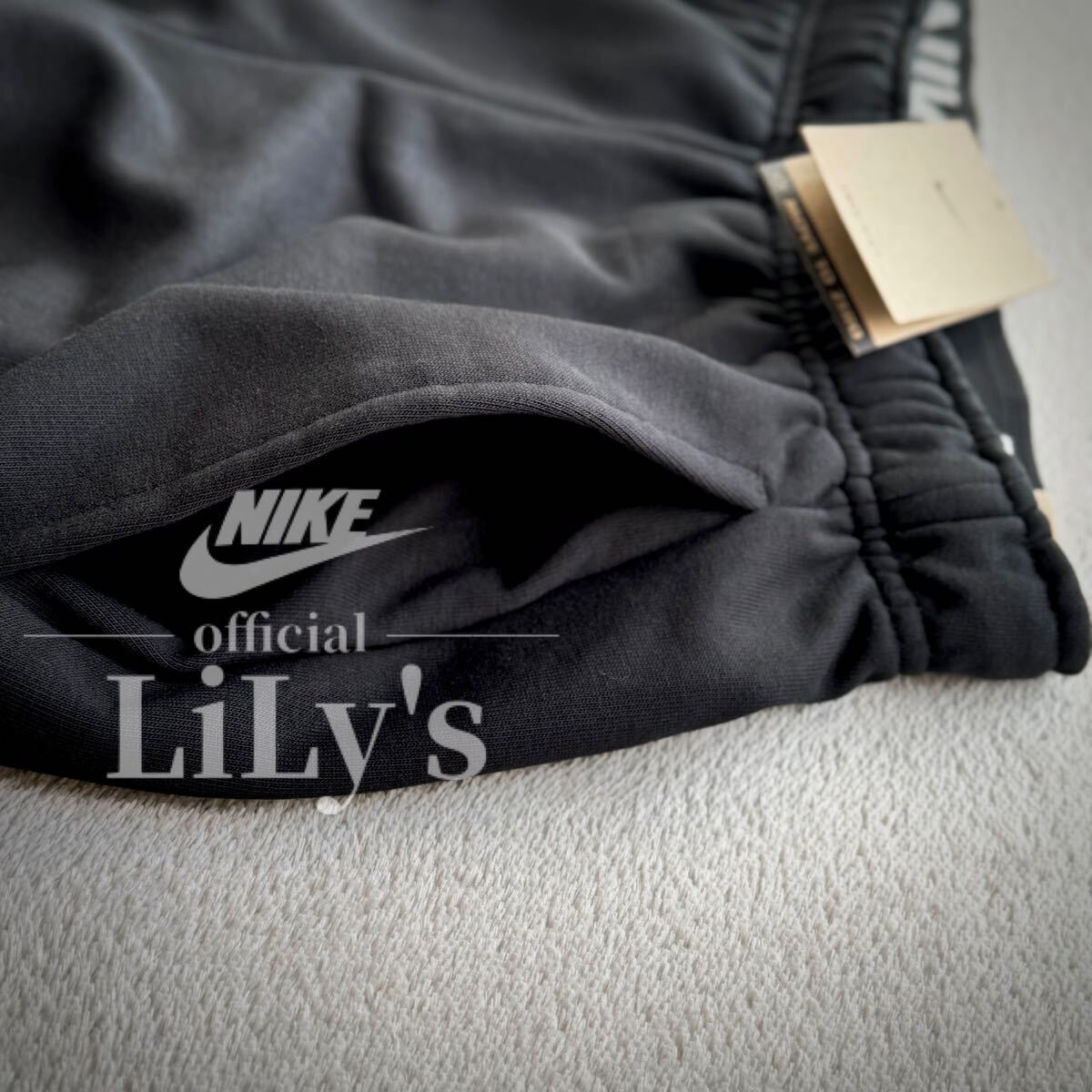 新品 NIKE上下セットアップ Lサイズ 黒白 ビッグスウォッシュ 新品 NIKE上下セットアップ Lサイズ 黒白 ビッグスウォッシュ