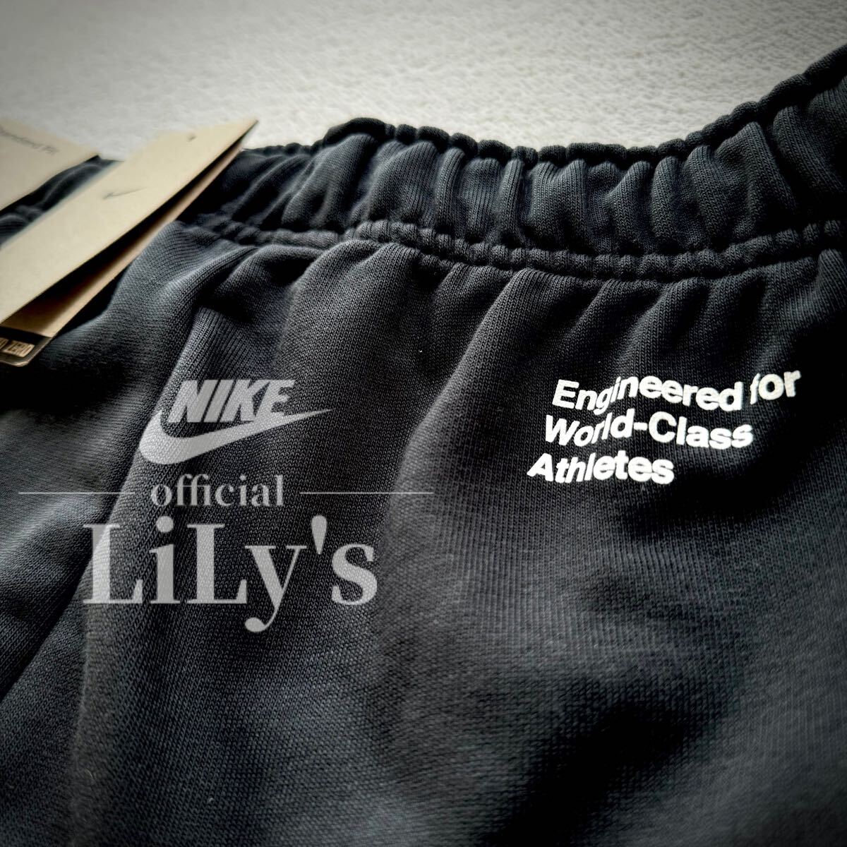 新品 NIKE上下セットアップ Lサイズ 黒白 ビッグスウォッシュ 新品 NIKE上下セットアップ Lサイズ 黒白 ビッグスウォッシュ
