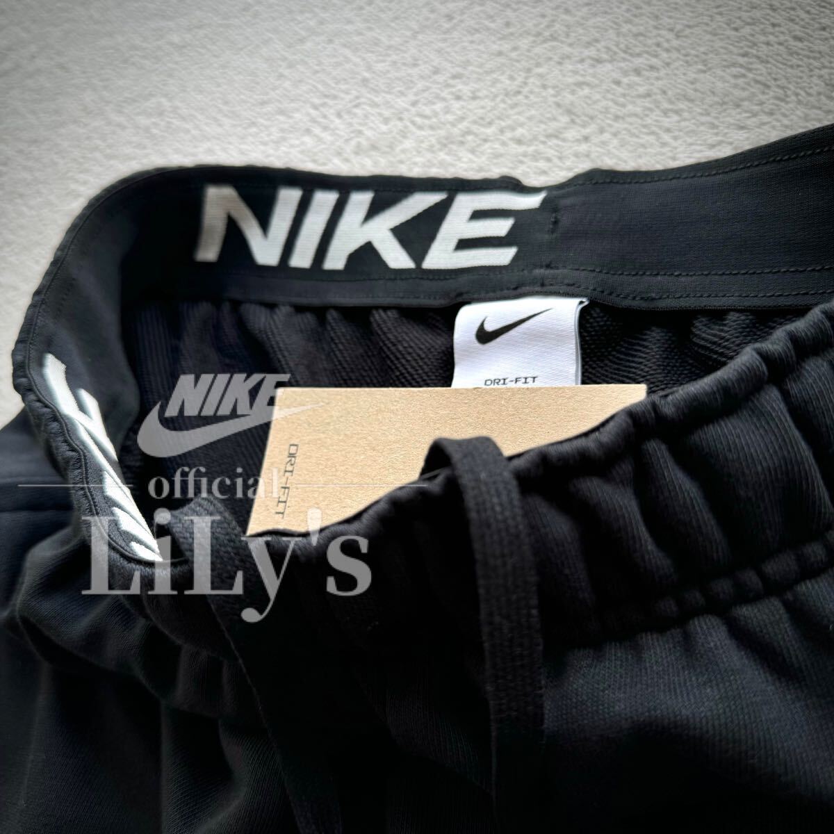 新品 NIKE上下セットアップ Lサイズ 黒白 ビッグスウォッシュ 新品 NIKE上下セットアップ Lサイズ 黒白 ビッグスウォッシュ