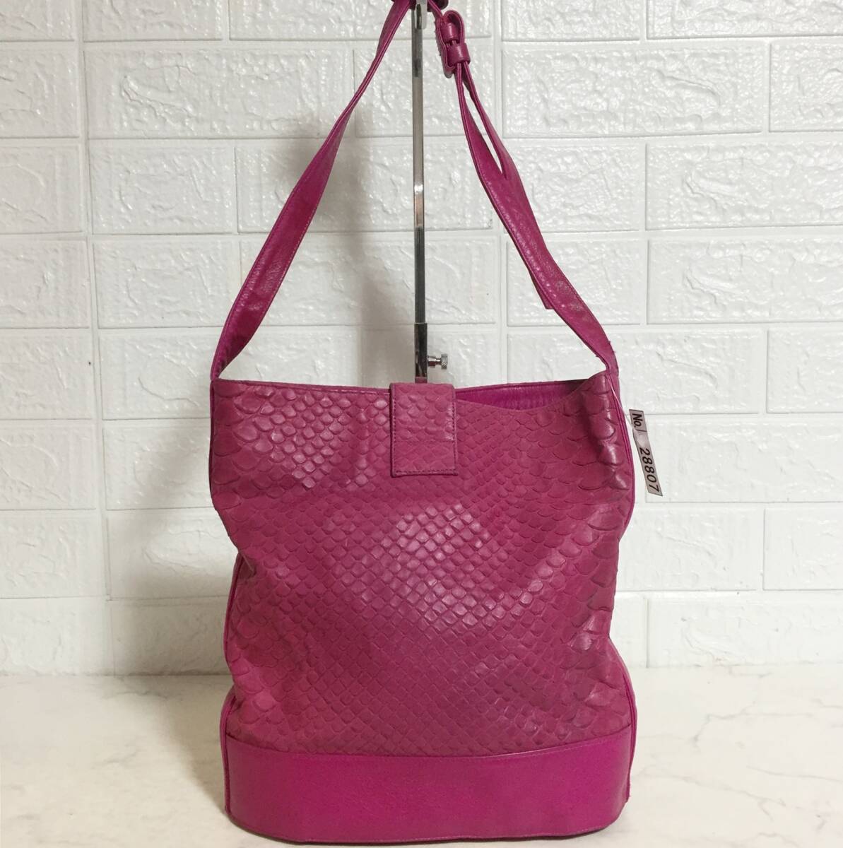 no28807 Carlos Falchi カルロスファルチ パイソン型押 エキゾチック 本革 レザー 斜め掛けショルダー バッグ_画像2