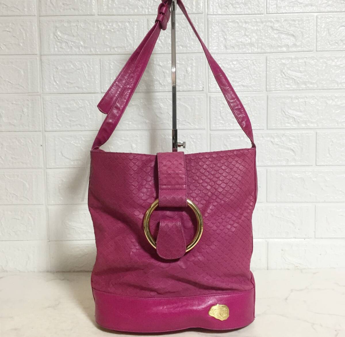 no28807 Carlos Falchi カルロスファルチ パイソン型押 エキゾチック 本革 レザー 斜め掛けショルダー バッグ_画像1