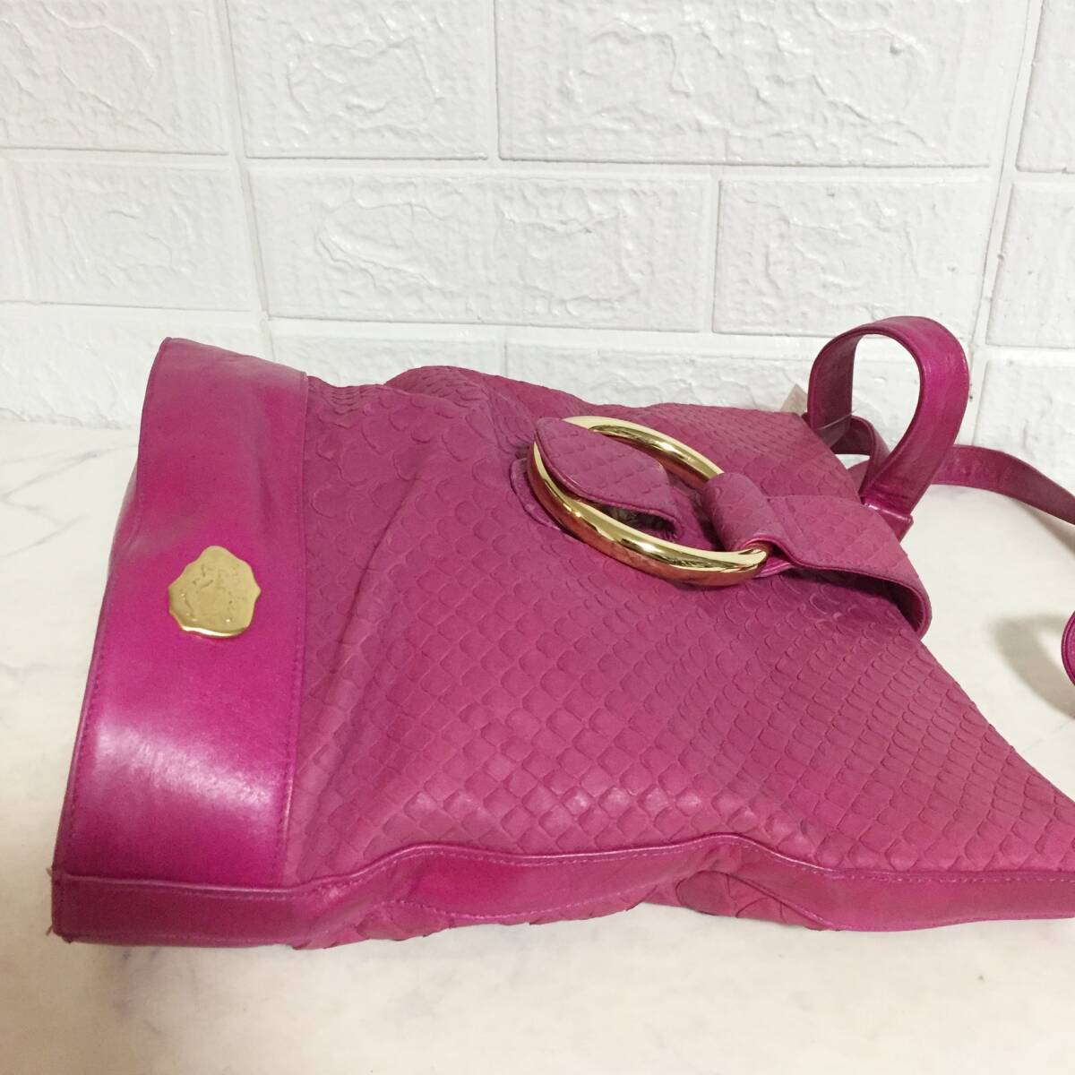 no28807 Carlos Falchi カルロスファルチ パイソン型押 エキゾチック 本革 レザー 斜め掛けショルダー バッグ_画像5