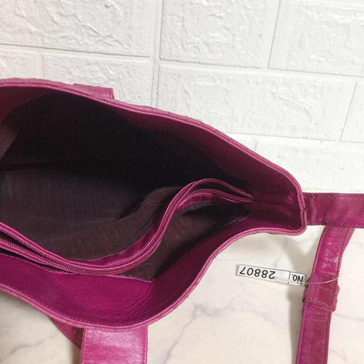 no28807 Carlos Falchi カルロスファルチ パイソン型押 エキゾチック 本革 レザー 斜め掛けショルダー バッグ_画像7