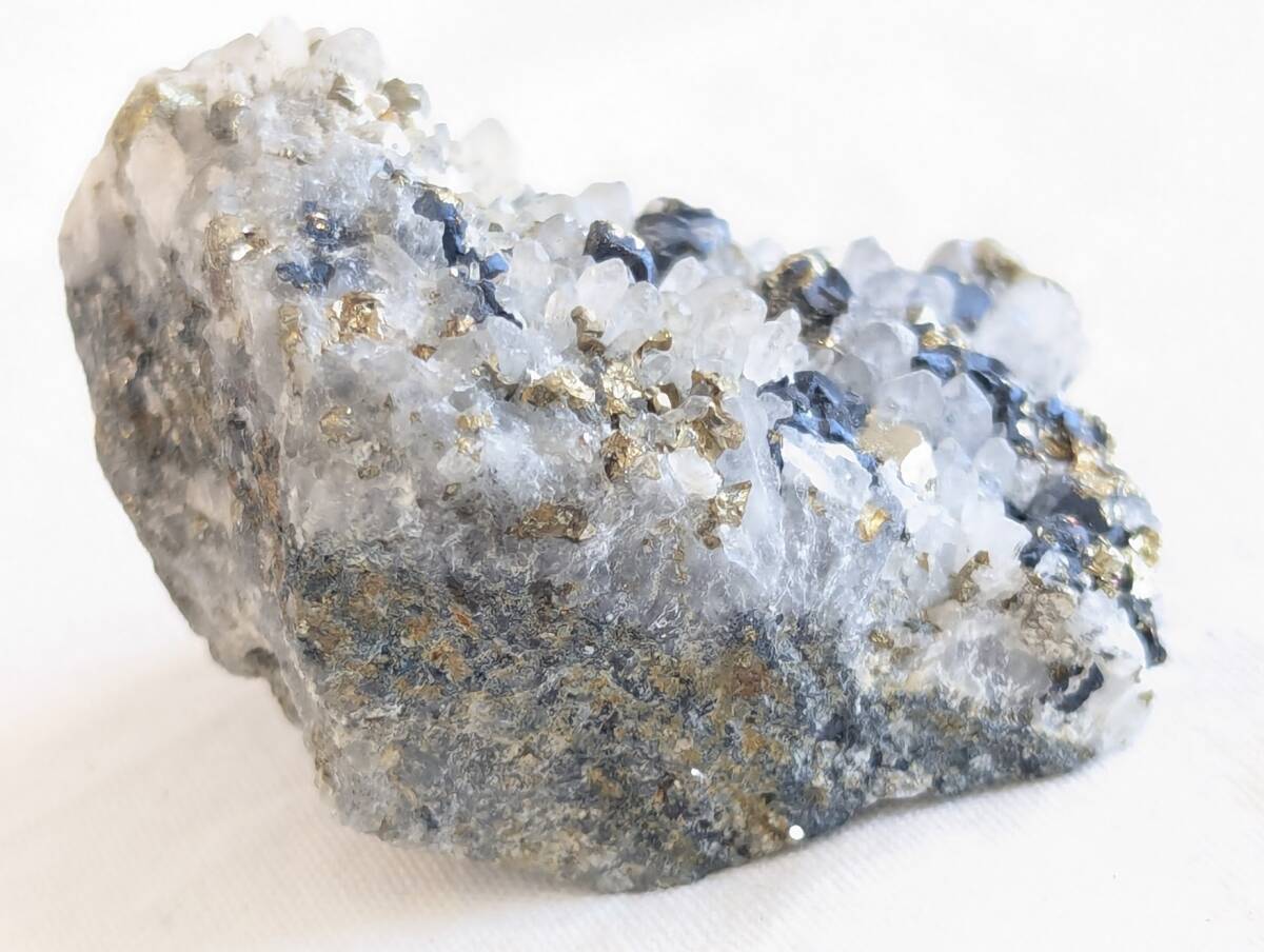 64g 天然水晶クラスター パイライト入り 水晶 クウォーツ 金色 64g 天然水晶クラスター パイライト入り 水晶 クウォーツ 金色