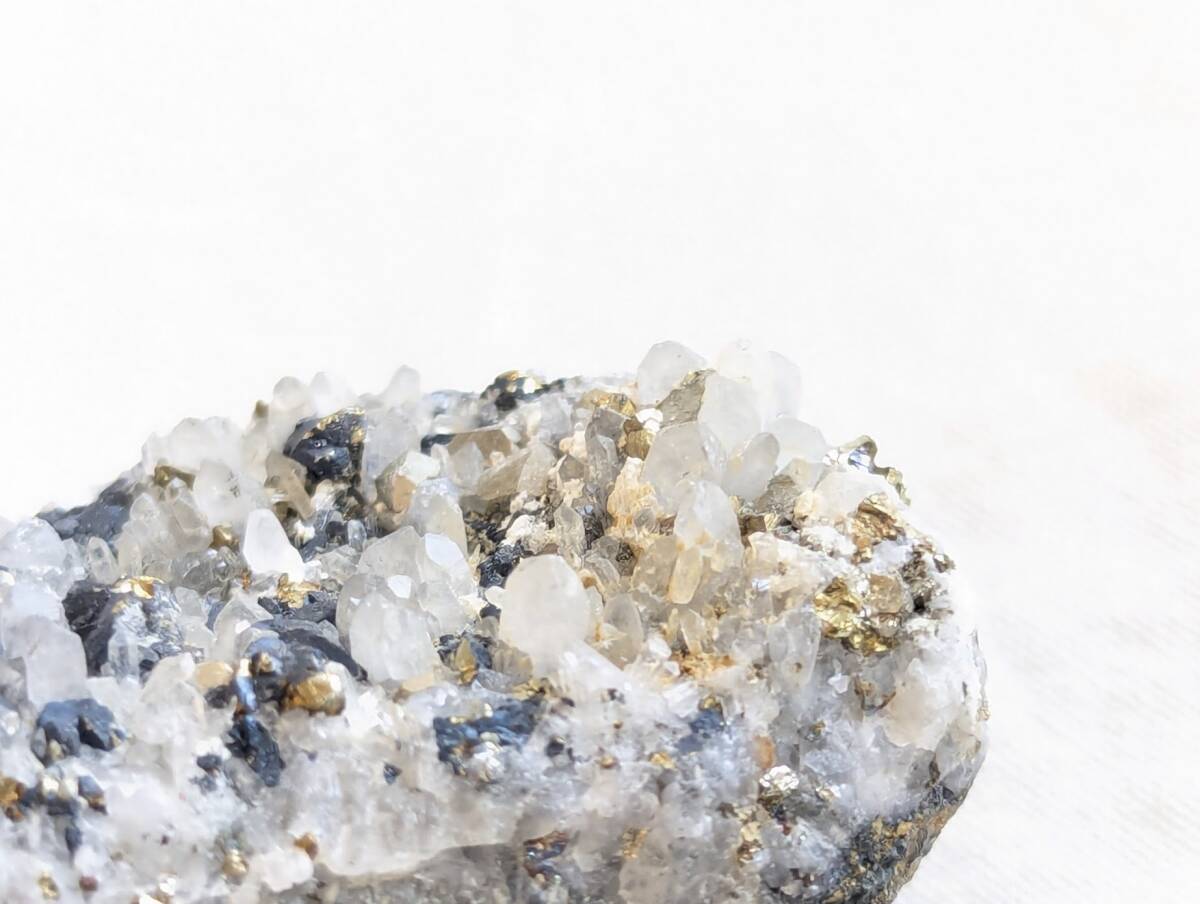 64g 天然水晶クラスター パイライト入り 水晶 クウォーツ 金色 64g 天然水晶クラスター パイライト入り 水晶 クウォーツ 金色