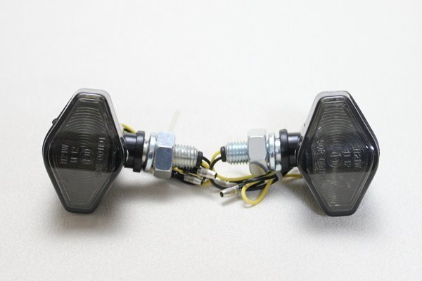 送料格安 スクエアLEDスモークウインカー2個セット XJR400 XJR1200 XJR1300 RZ250R SR400 SRX600 TW225 ドラッグスター400 ダイヤ 黒