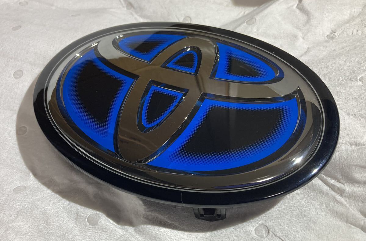 ☆美品☆プリウス ZVW50 後期 ミリ波レーダー　エンブレム　純正　53141-33130 RAV4 AXAH50　カムリ AXVH70♪