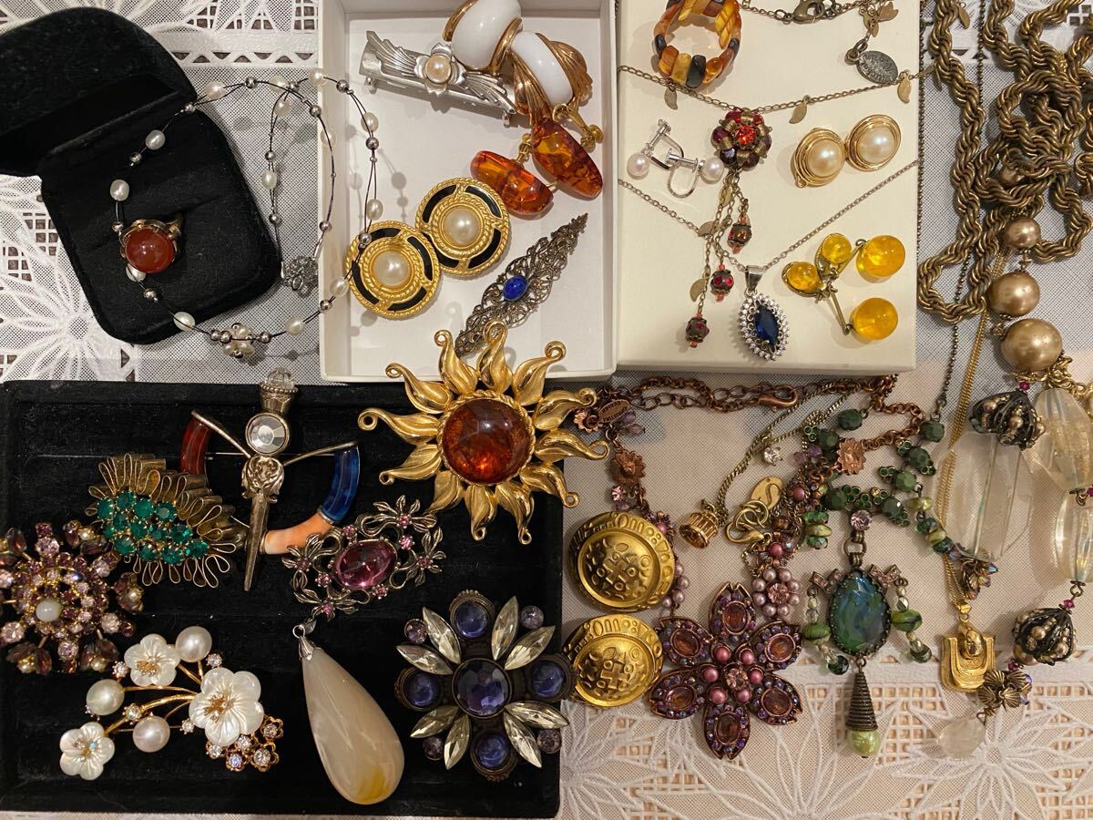 アクセサリー大量ネックレスイヤリングブローチ指輪その他ゴールドカラー 本真珠silverカラーストーンカボションブランド刻印等VTGおまとめ