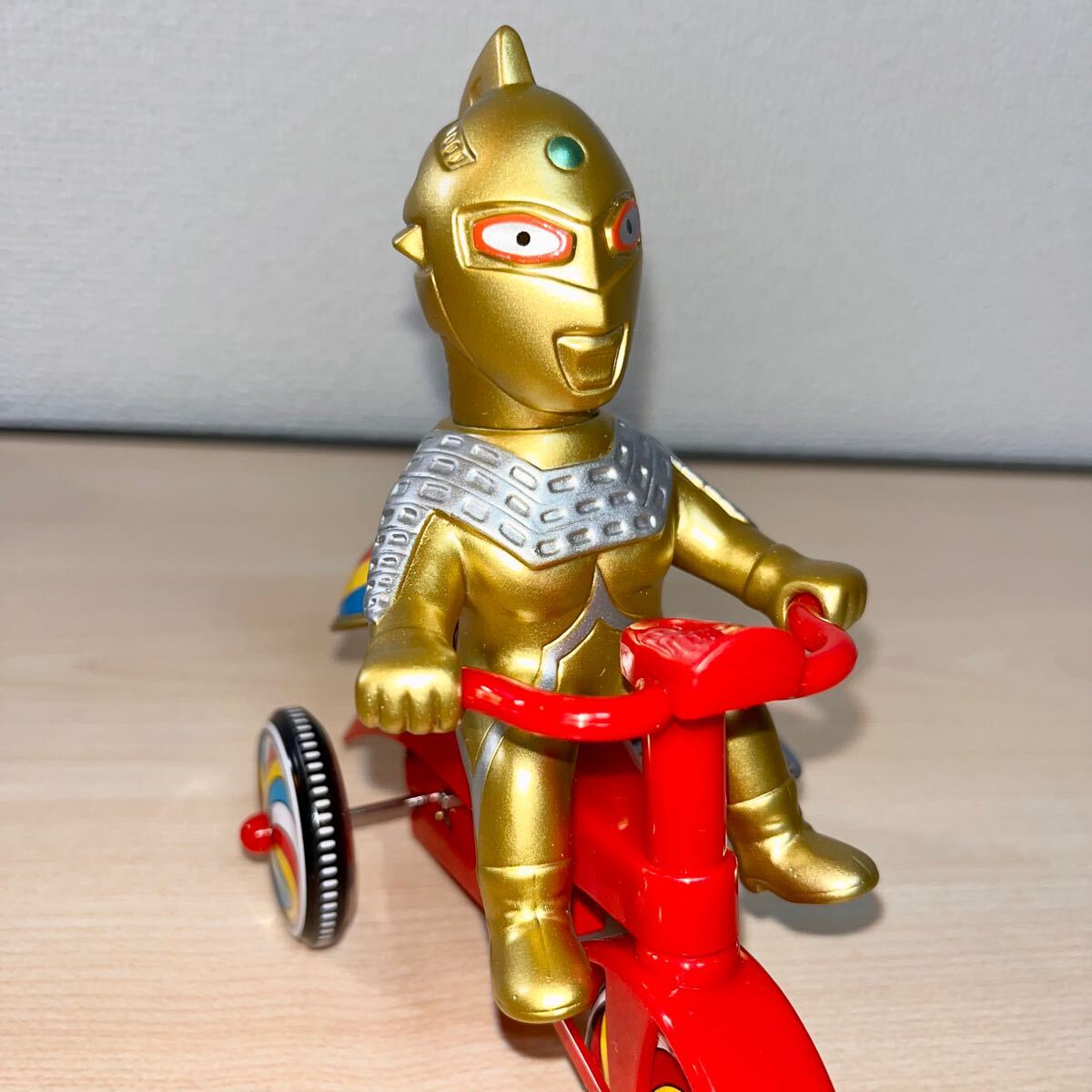 M1号 ウルトラセブン 三輪車 新春スペシャルカラー ゴールド M1号 ウルトラセブン 三輪車 新春スペシャルカラー ゴールド