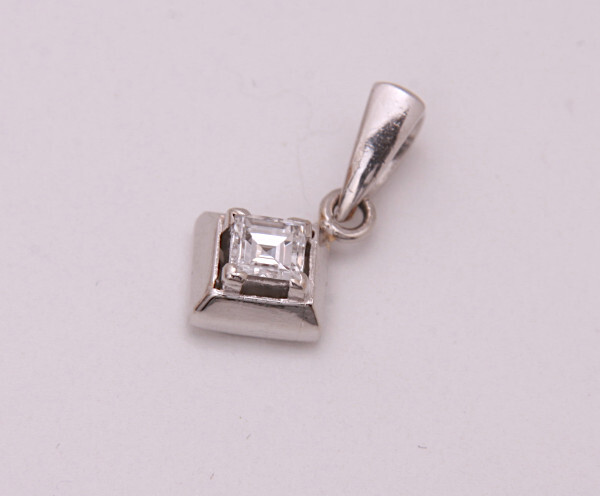 《質屋出品》Pt900★天然ダイアモンド0.11ctペンダントトップ★C-6115