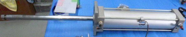 中古現(xiàn)狀渡品 SMC シリンダ SMC MDBB100-Y0844-400 位置センサー1個(gè)付屬 AIR CYLINDER エアーシリンダ シンクロン用弁板用取付金具付き。