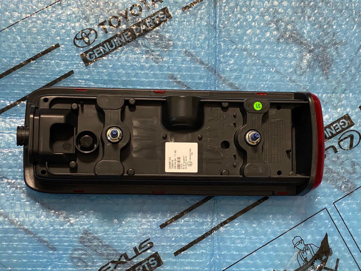 新車外し ショート UD クオン 純正 テールランプ ボルボ VIGNAL 新車外し ショート UD クオン 純正 テールランプ ボルボ VIGNAL