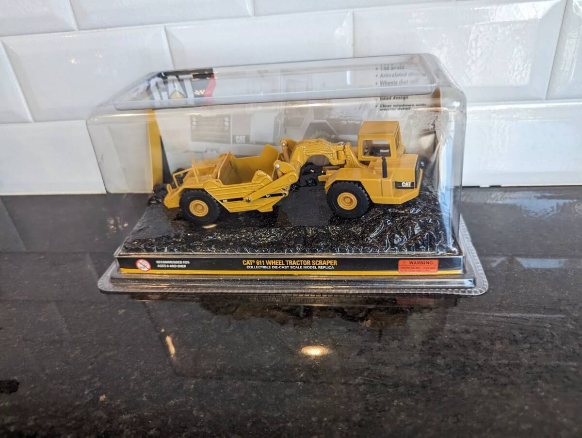 送料無料★Norscot 1:64 CAT 611 Wheel Tractor Scraper車輪のトラクターのスクレーパー