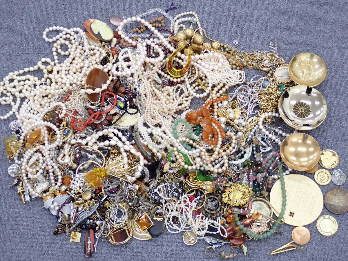2766〜4219★ 総重量5.6kg メッキアクセサリー メッキ製品おまとめ ネックレス イヤリング 指輪 真珠 バッジ その他 ジャンク 中古現状品