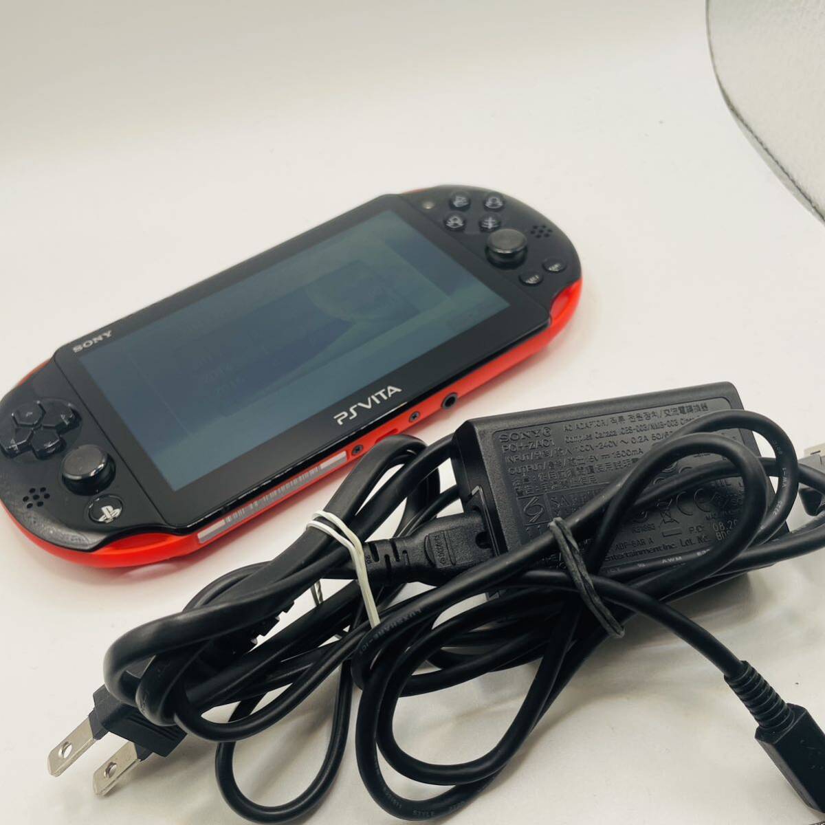 美品 通電確認 SONY PSVITA PCH-2000 1GB 本体 wifi 初期化 ピーエス ビータ ヴィータ PlayStation プレイステーション レッドブラック