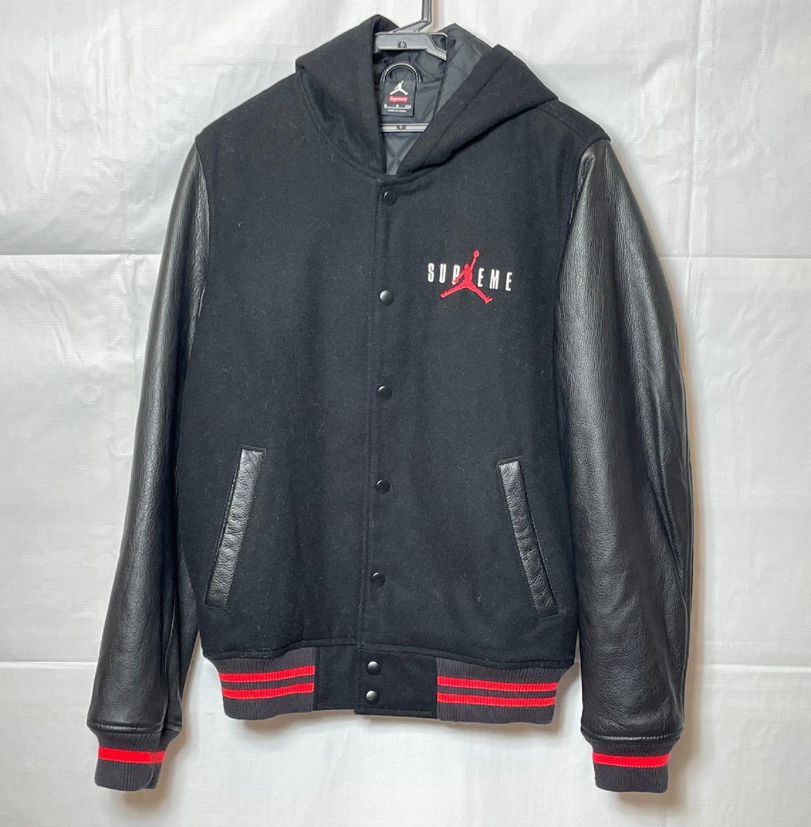 Supreme × NIKE シュプリーム ナイキ 15AW Jordan Hooded Varsity Jacket ジョーダン ジャケット サイズ:S スタジャン [661-1001-E2]良品