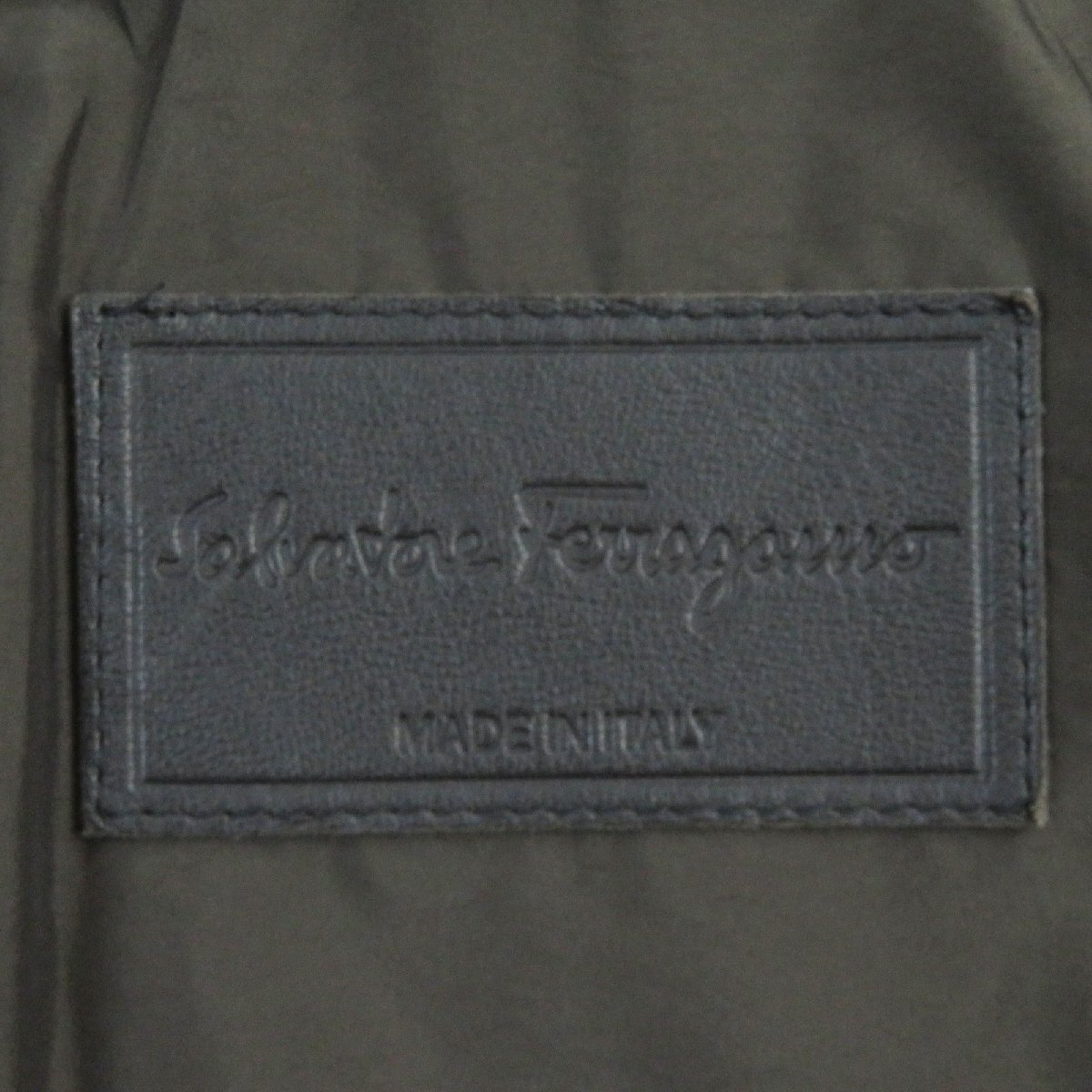  прекрасный товар ^Salvatore Ferragamo Salvatore Ferragamo проверка отделка Logo кнопка * с капюшоном с хлопком жакет пальто темно-коричневый 48