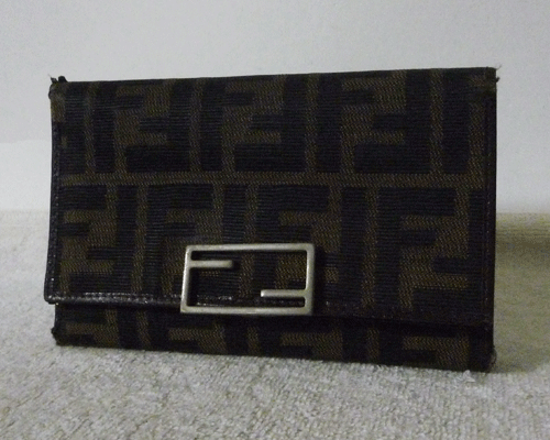 フェンディ　FENDI　キャンバス　レザー　ブラック系　ベージュ系　ズッカ柄　ダークブラウン　三つ折り　財布　ウォレット　レディース