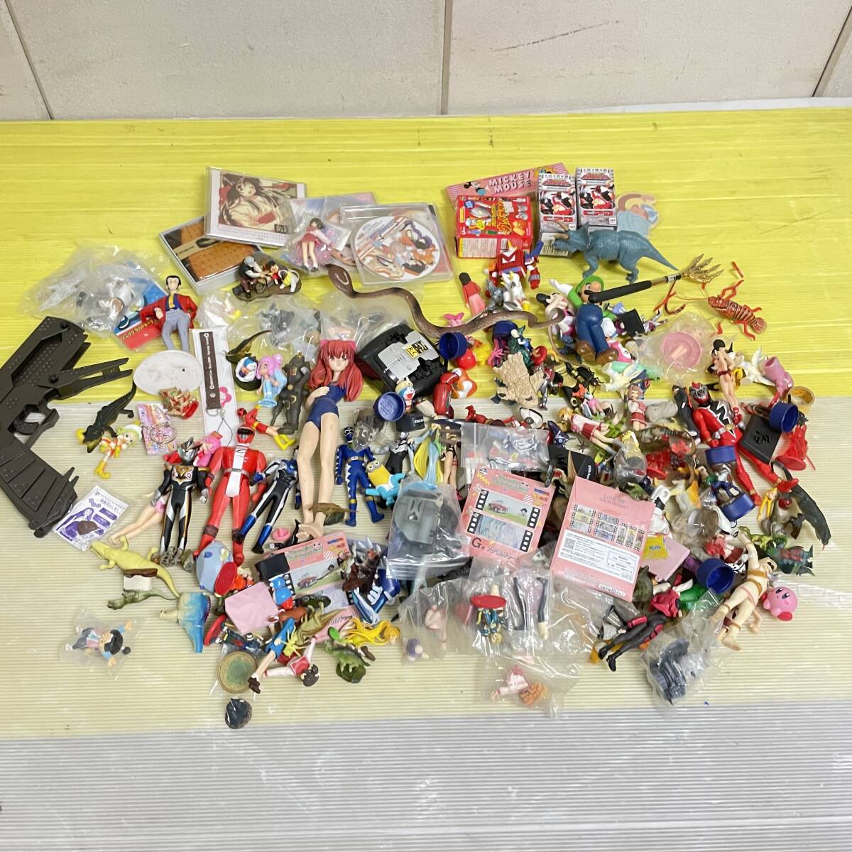 ▲ 掘り出し物 アニメグッズ 大量まとめ フィギュア ソフビ 雑貨 特撮 美少女 レトロ 現状品 未検品 ▲ F19426