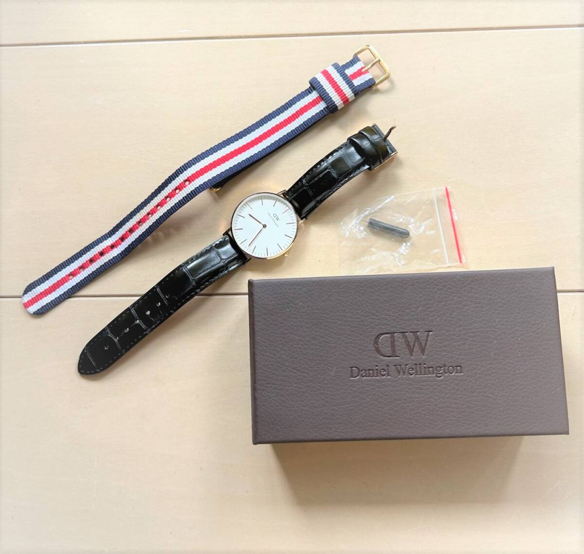 貴重★Daniel Wellington　腕時計　ブラック×ゴールド　付属品あり　替ベルト付き ダニエルウェリントン★ギャランティ・DWケースあり