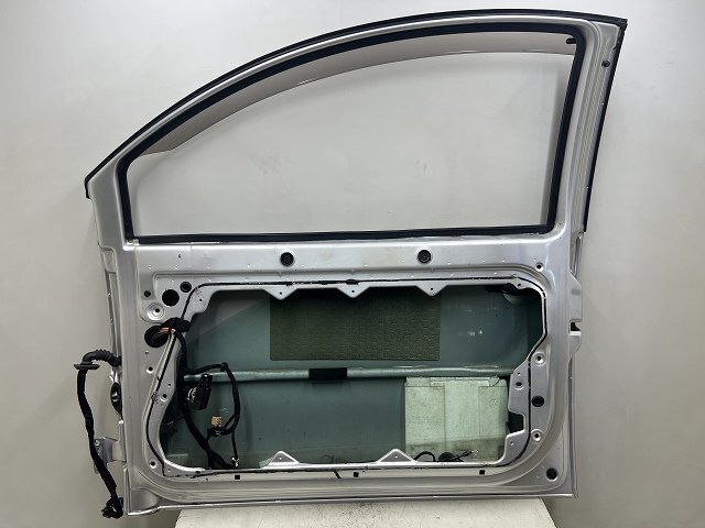 * VW New Beetle 9C 01 year 9CAQY right door ( stock No:A38836)