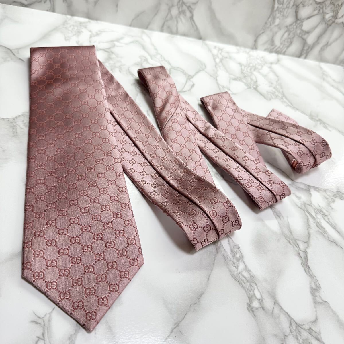 ✨極美品✨ 現行 定番 GUCCI ネクタイ シルク100% GG柄 蜂 刺繍 ✨未使用級✨ 現行 GUCCI ネクタイ シルク100% マイクロGG 蜂 刺繍