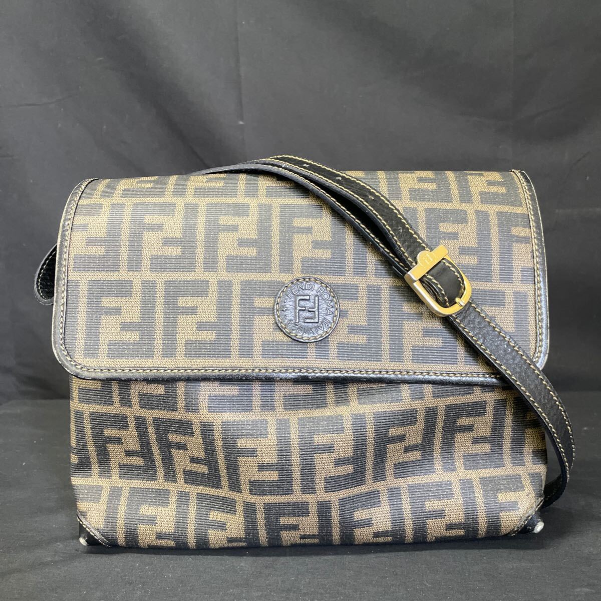FENDI フェンディ ショルダーバッグ ズッカ柄 FF柄 PVC レザー 斜め掛け クロスボディバッグ レディース バッグ 1