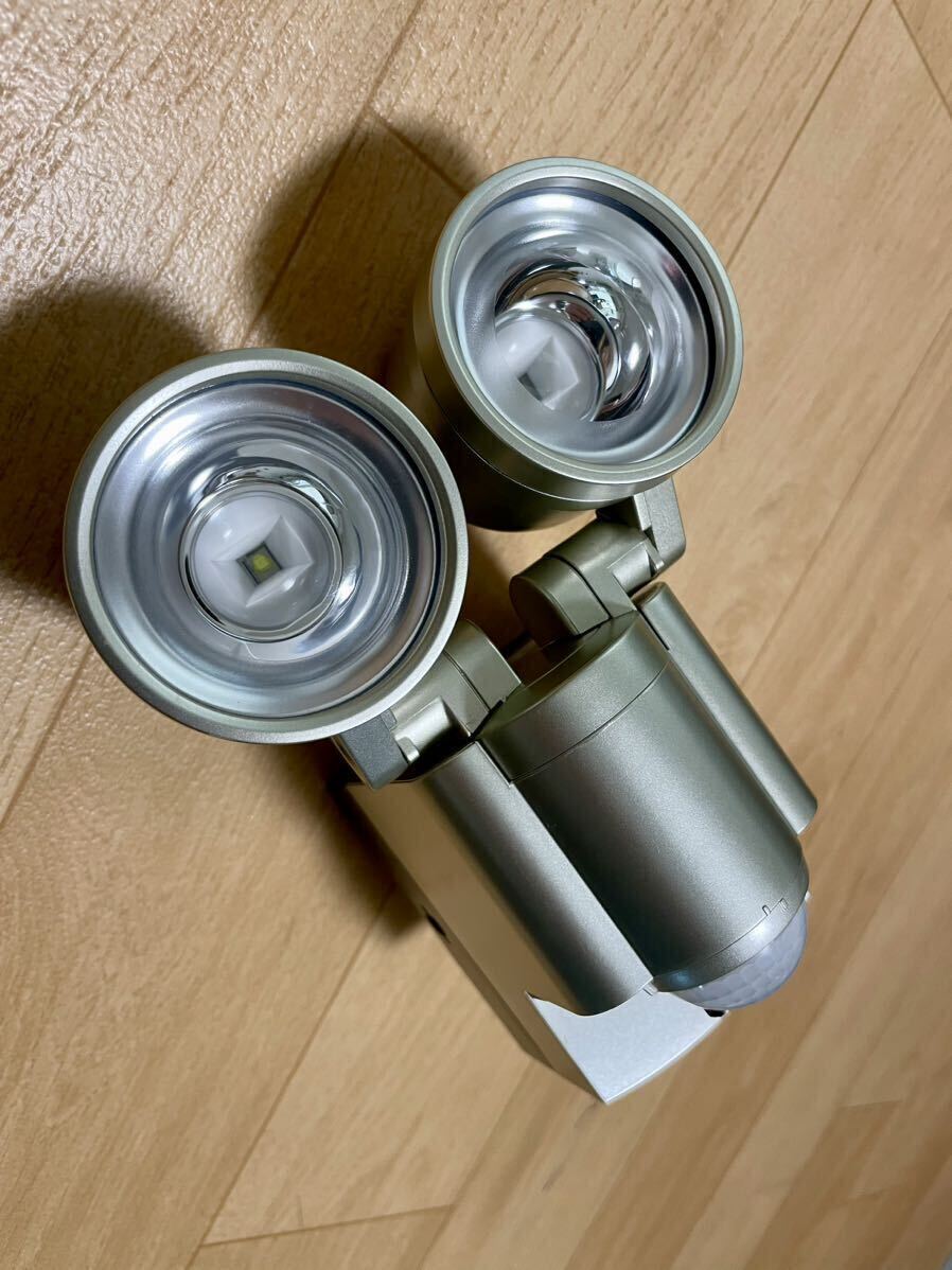 【乾電池式で便利！】エルパ 屋外用LED防雨センサーライト ESL-302BT