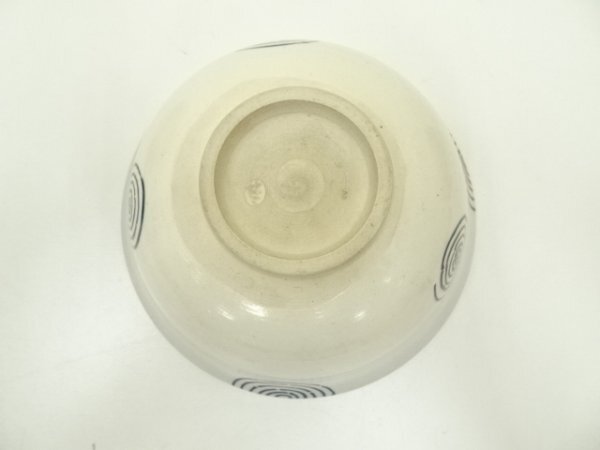 ys7178130; 宗sou 膳所焼 岩崎新定造 渦の絵平茶碗(共箱)【 ys7178130; 宗sou 膳所焼 岩崎新定造 渦の絵平茶碗(共箱)【