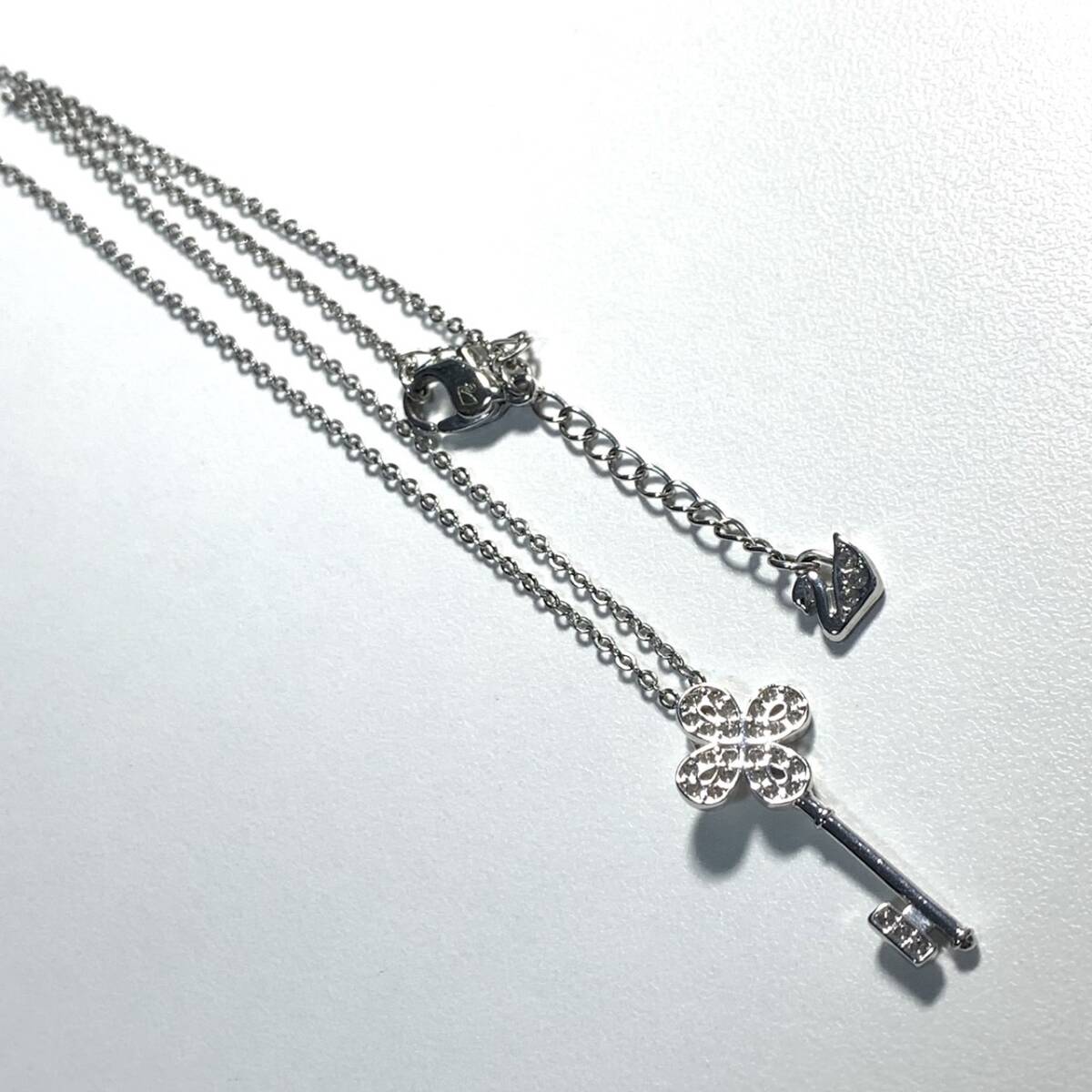 ★中古品★SWAROVSKI スワロフスキー ネックレス ペンダント アクセサリー ラインストーン シルバー系 カギ 鍵 クローバー モチーフ