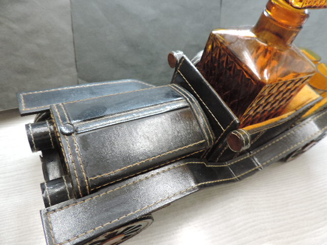 希少品　★レザー製　クラッシックカー★　デカンタ・グラス　　レザー製　高さ：ボトル込約25㎝・長さ：40㎝・幅：約14㎝　　中古品_画像8