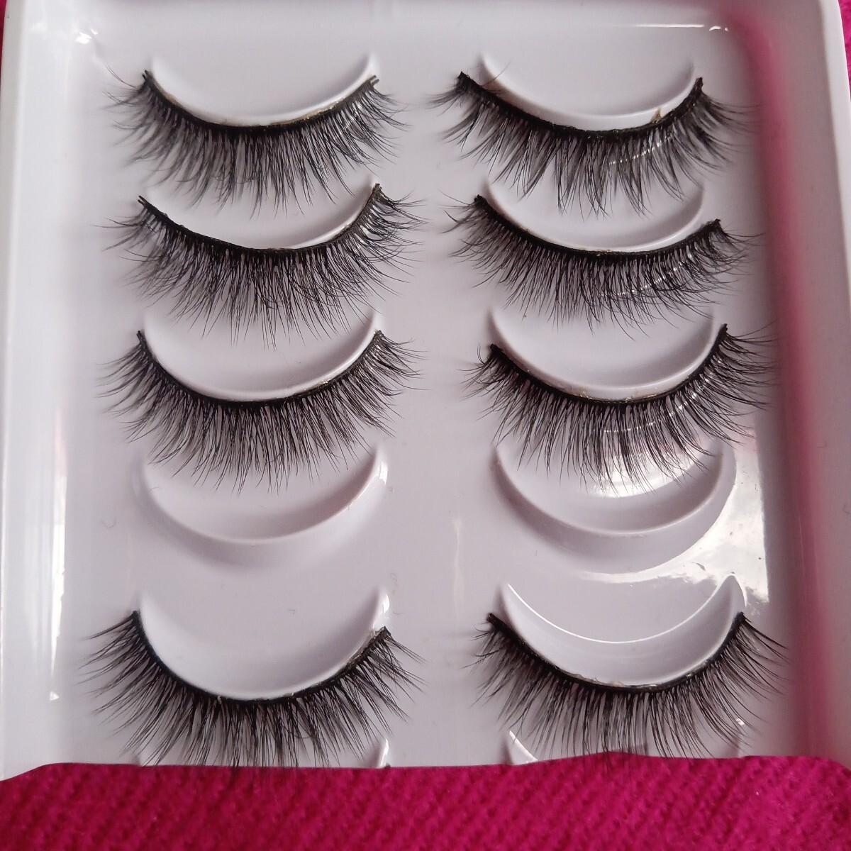 新品未使用　ランダムふさふさドーリーeyes（薄め） つけまつげ　4ペア