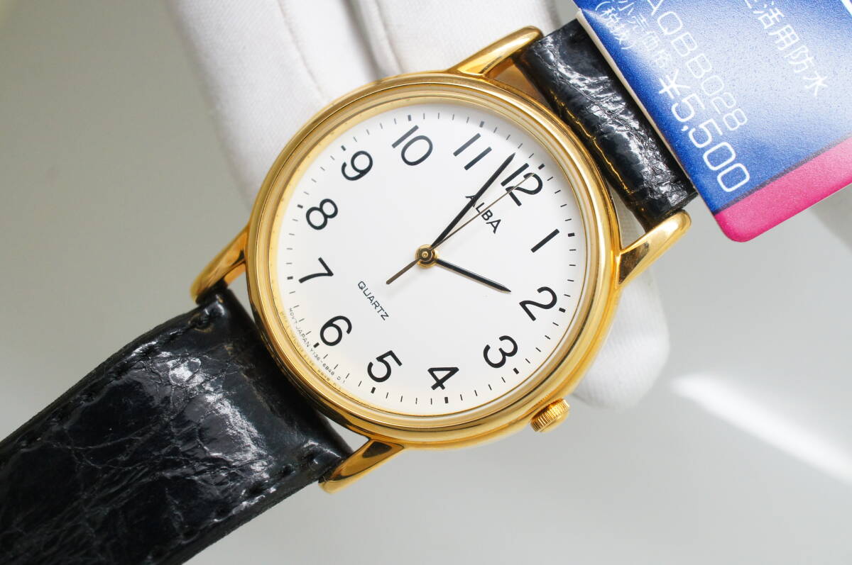 J53●作動(dòng)良好 未使用デッドストック SEIKO セイコー ALBA アルバ 白文字盤(pán) Y136-6A70 メンズ腕時(shí)計(jì) ゴールド金 お灑落 クォーツ
