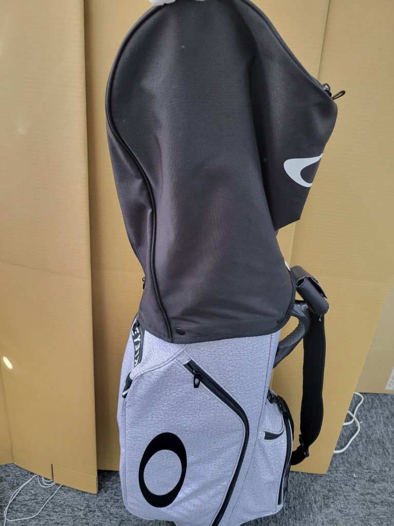 149820。OAKLEY オークリー キャディバッグ ゴルフバッグ グレー フード付き