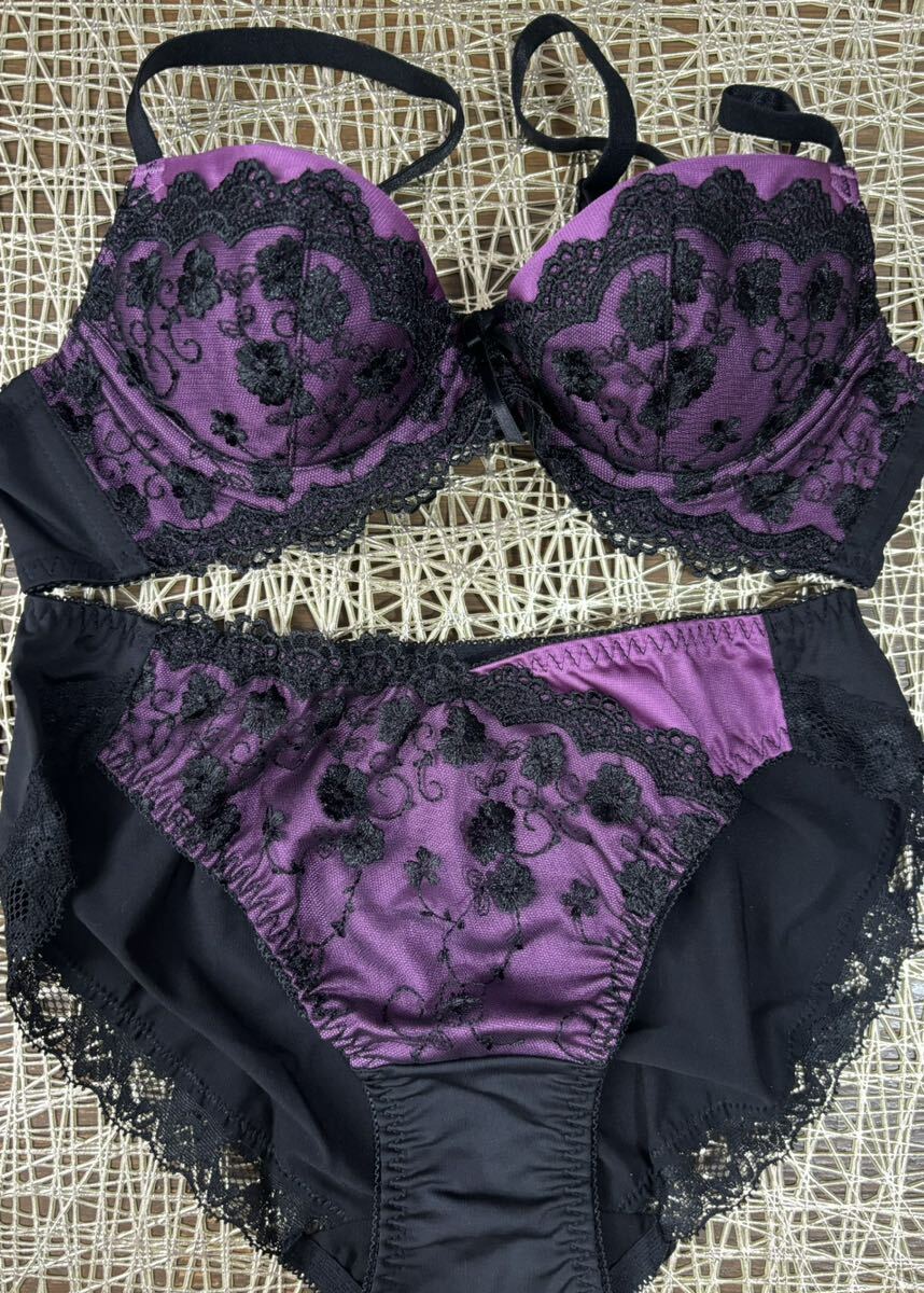 新品★トリンプ パープルX黒ブラック刺繍 3/4ブラジャー&ショーツ★A70・M_画像2